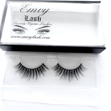 Load image into Gallery viewer, Emvy Vegan Lash - &quot;Stunner&quot; / 3D
